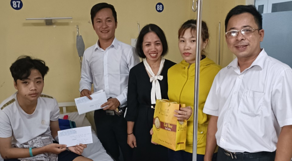 Thăm hỏi, động viên kịp thời học trò nghèo Nguyễn Đăng Khoa