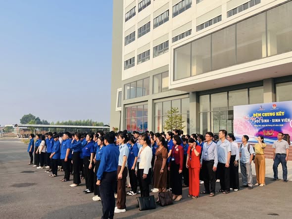 Trang trọng Lễ chào cờ chào mừng Đại hội Đảng XIV