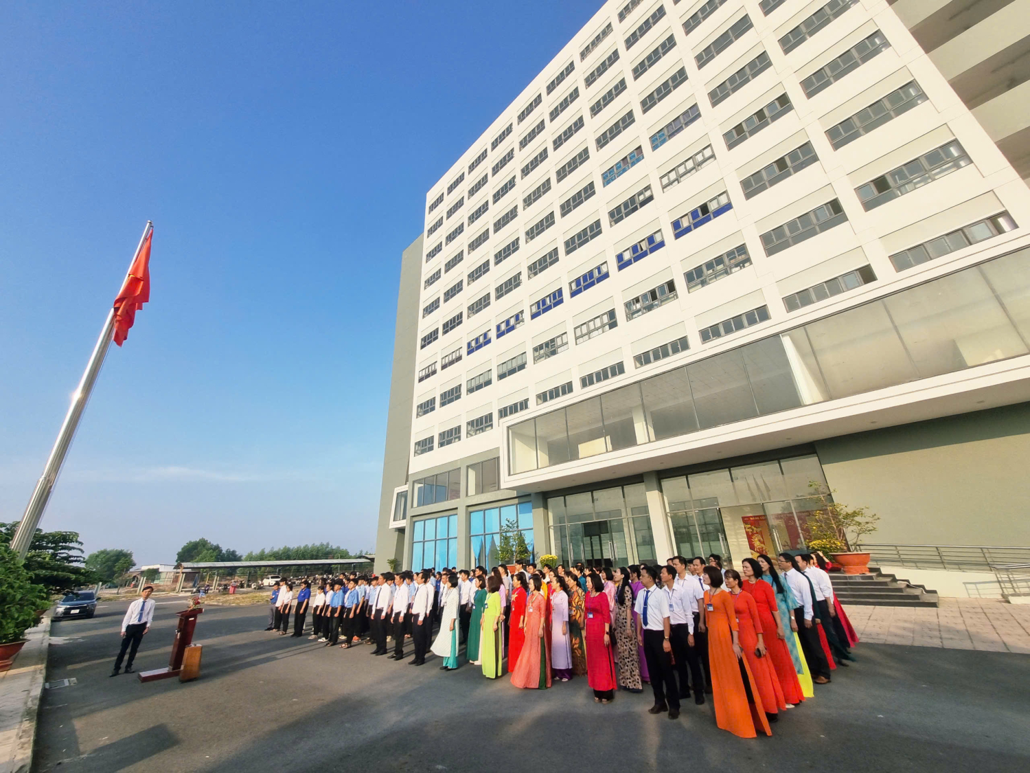 Chào cờ đầu tháng 3: Trường Cao đẳng Bình Phước khởi động Tháng Thanh niên với khí thế thi đua sôi nổi