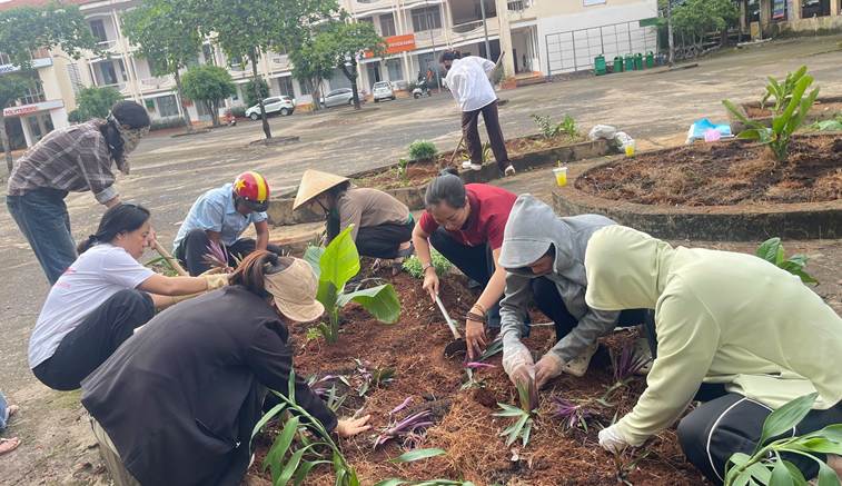 Sôi nổi hoạt động “Mỗi người trồng và chăm sóc một cây xanh” tại Trường Cao đẳng Bình Phước